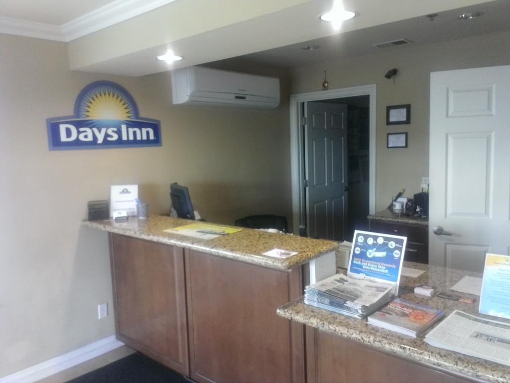 Days Inn By Wyndham Kingman East Exterior photo